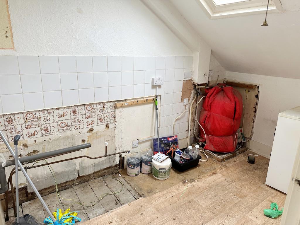 Lot: 105 - BLOCK OF FIVE FLATS FOR INVESTMENT - Top Floor Flat Kitchen